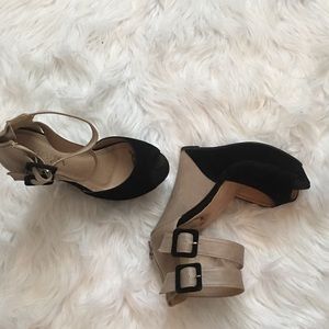 🛍 5/$20 Liliana black and cream cool wedges.